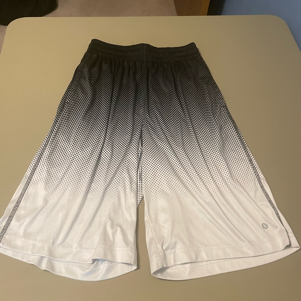 White/black Qucik-dri Xersion shorts with pockets and drawstrings